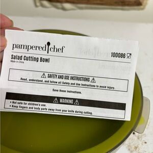 Pampered Chef Salad cutting bowl